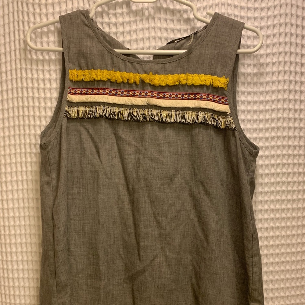 Fringed detailed sleeveless gray top